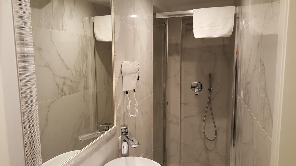 Double or Twin Room Private Bathroom